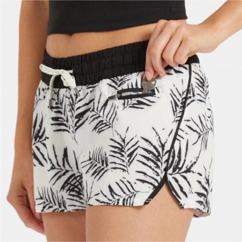 Vuori Clementine Shorts in Floating Palm Leaf